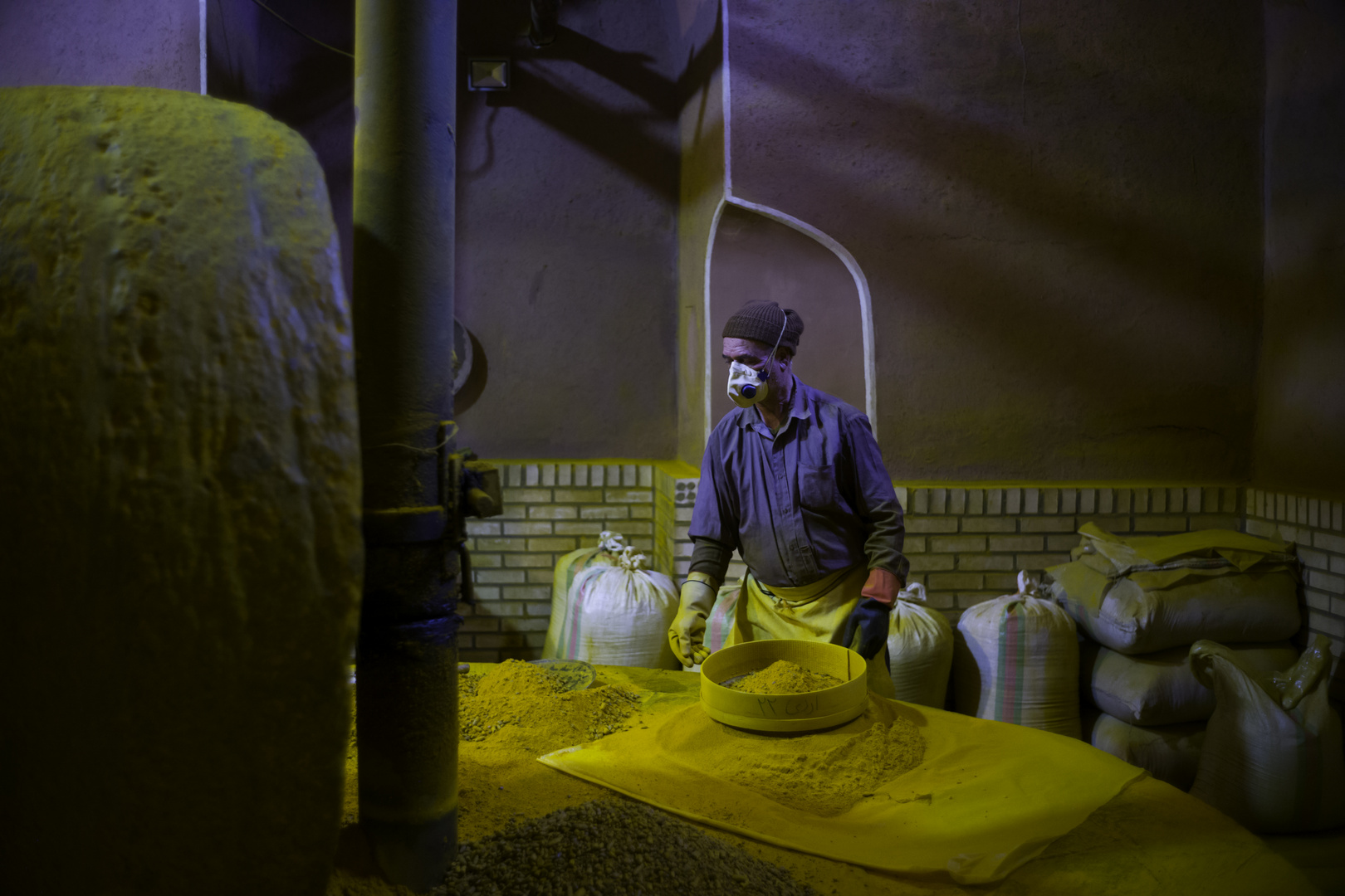 Faces of Iran - The turmeric mill