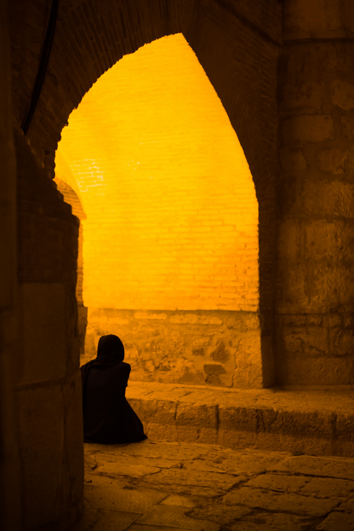 Faces of Iran - under the Si-o-se-pol bridge