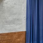 fachada con cortina azul