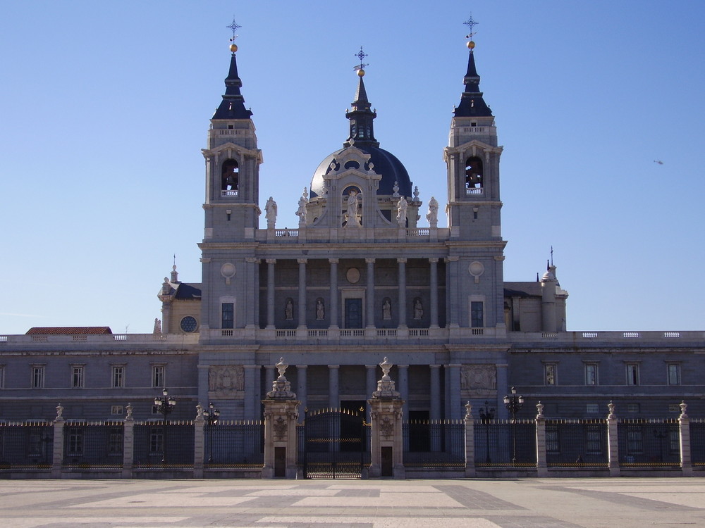 Fachada de la Almudena, Madrid. España