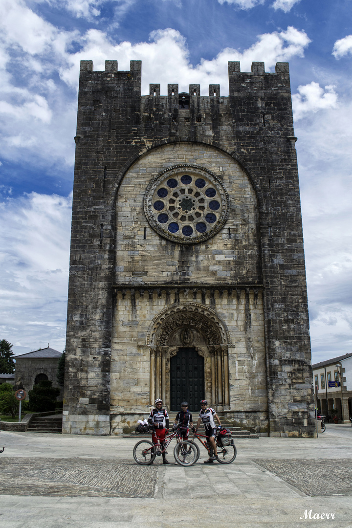 Fachada de La Iglesia de SanJuan de Portomarín