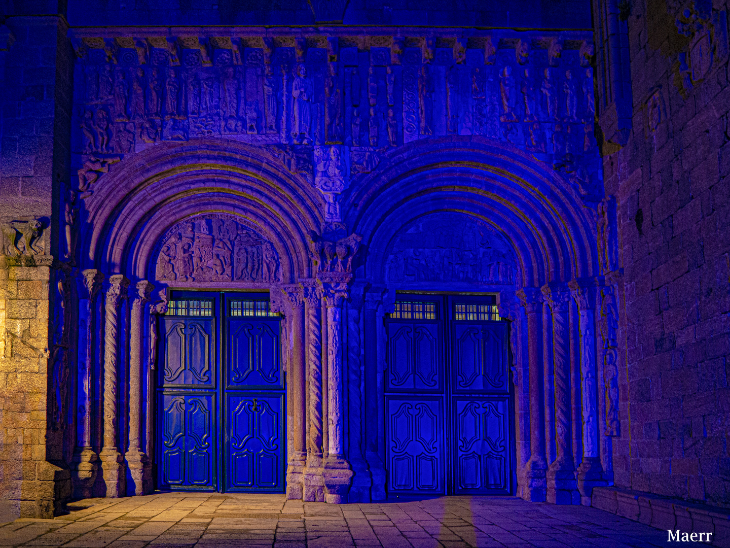 Fachada románica de la catedral.Rayos infrarrojos navideños.