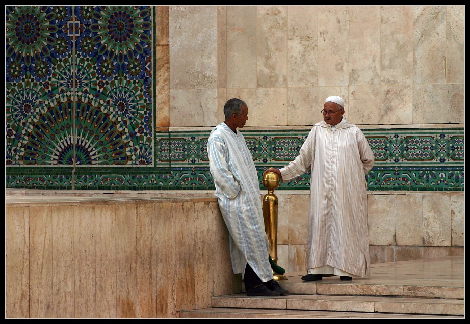 Fachgespraech an der Hassan II Moschee in Casablanca, Marokko