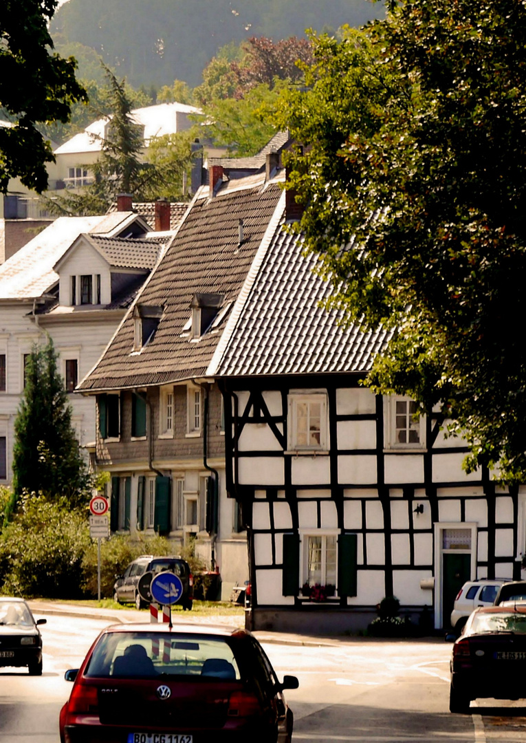 Fachwerk auf einer belebten  Verkehrsstraße in Langenberg, ein schöner Anblick.