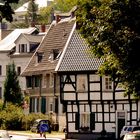 Fachwerk auf einer belebten  Verkehrsstraße in Langenberg, ein schöner Anblick.