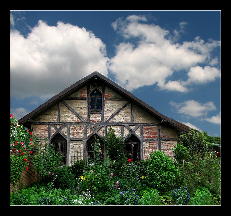 Fachwerk im Blumenbeet