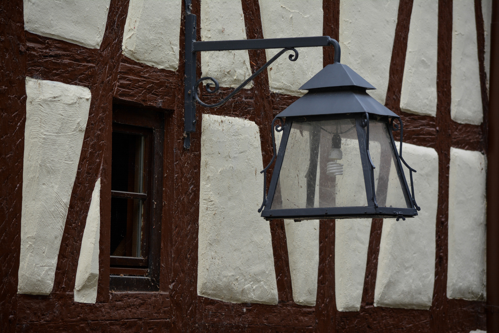 Fachwerk mit Energiesparlampe