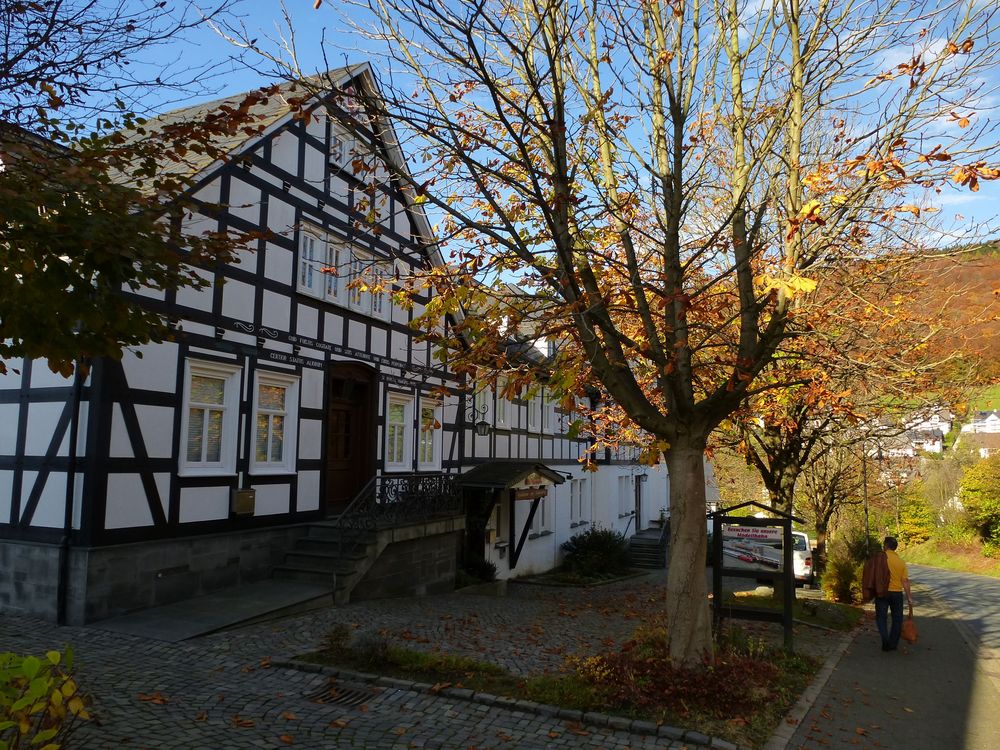 Fachwerk mit Herbstgold