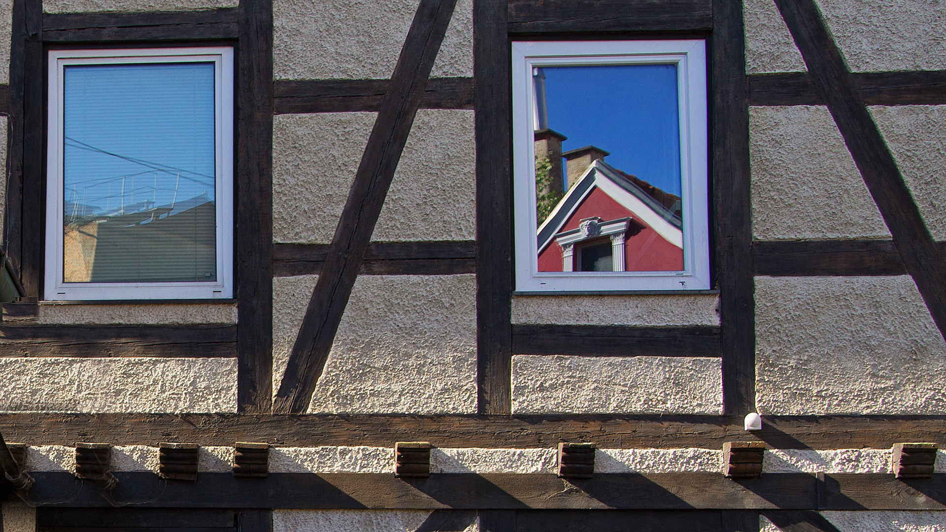 Fachwerk mit Spiegelung im Fenster