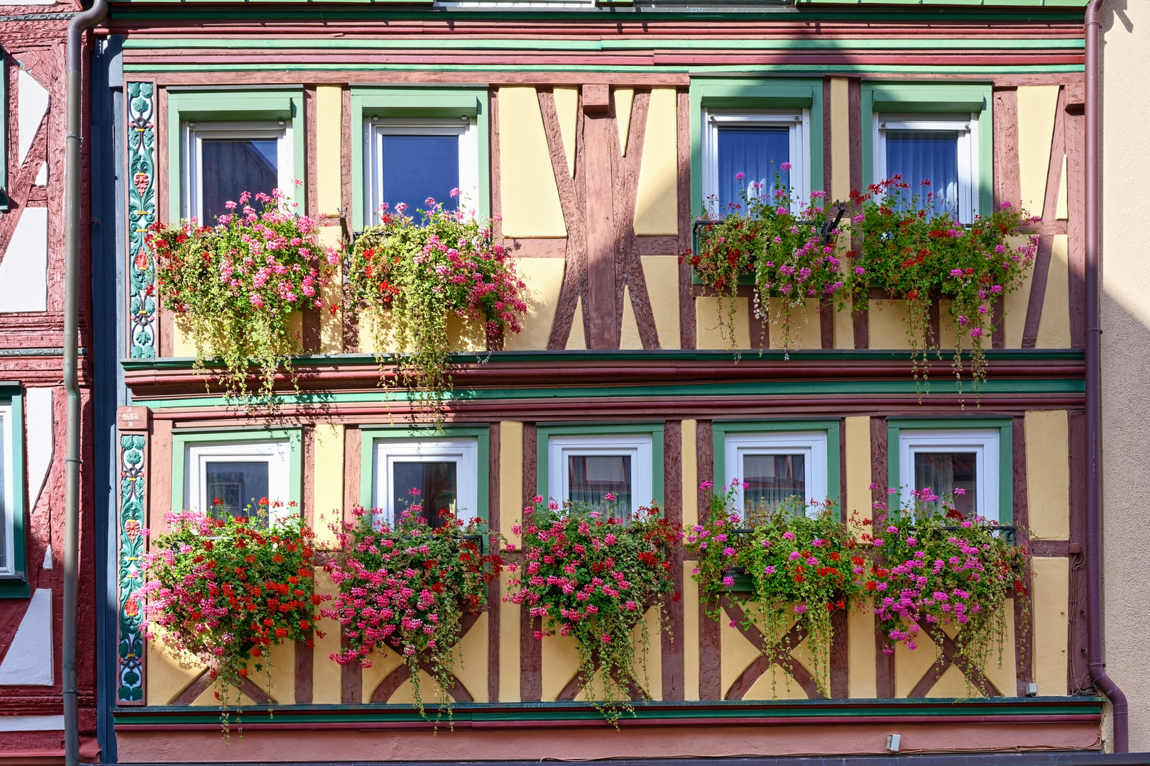 Fachwerk und Blumen