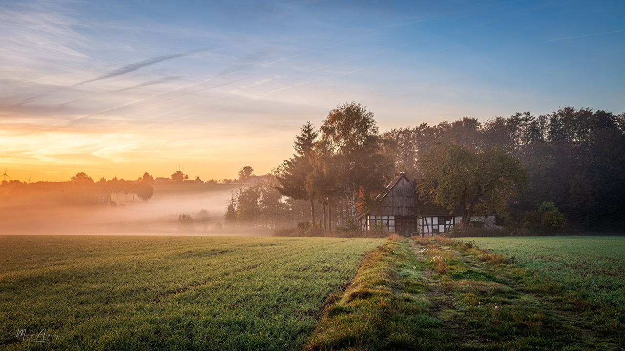 Fachwerk und Sonnenaufgang im Nebel 