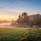 Fachwerk und Sonnenaufgang im Nebel 