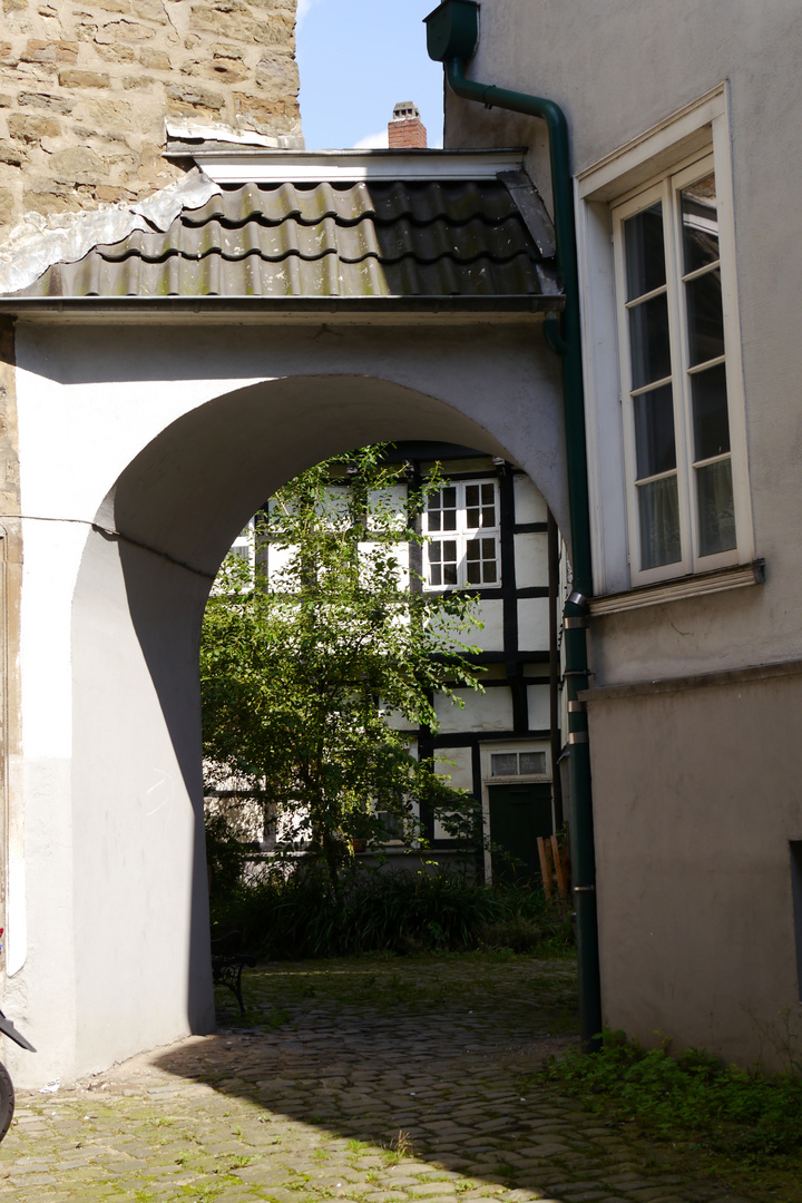 Fachwerk versteckt sich hinter dem Torbogen in Langenberg.