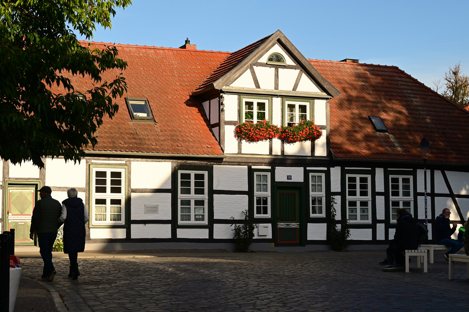 ... Fachwerkbau am Kirchplatz in Warnemünde ...