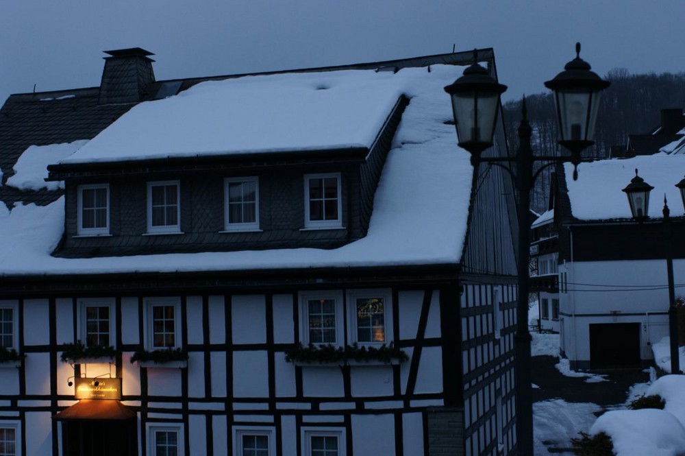 Fachwerkhäuschen in der Dämmerung