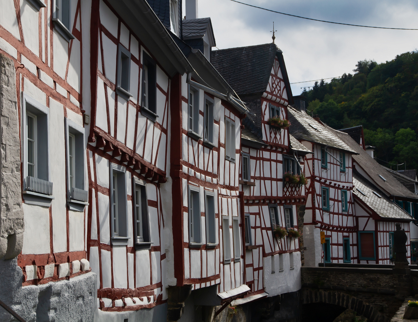 Fachwerkhäuser am Elzbach in Monreal/Eifel