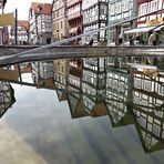 Fachwerkhäuser spiegeln sich im Brunnen am Marktplatz von Fritzlar