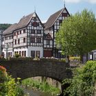 Fachwerkhäuser und Erftbrücke in Bad Münstereifel am Markt