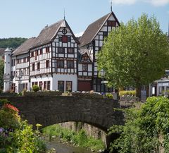 Fachwerkhäuser und Erftbrücke in Bad Münstereifel am Markt