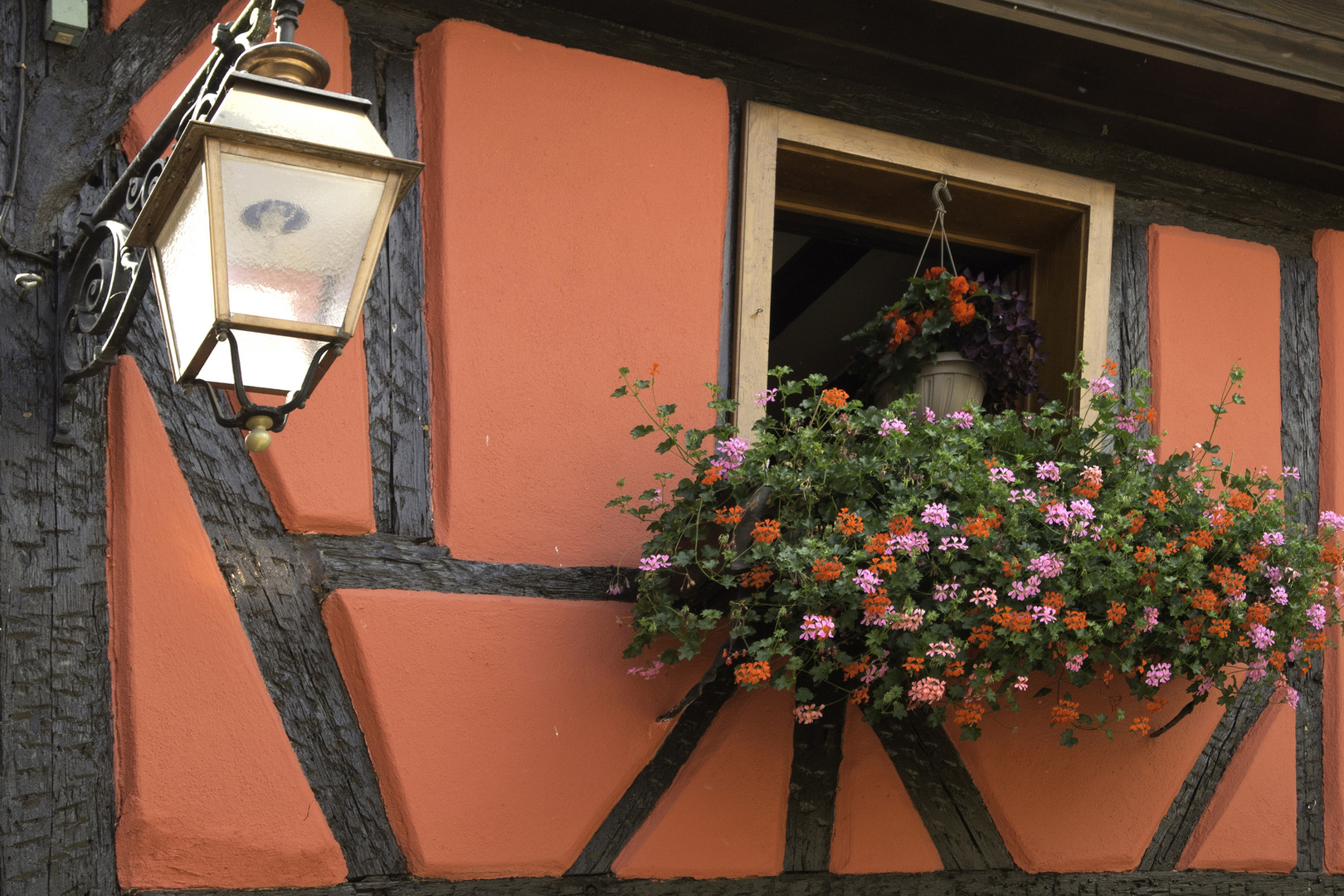 Fachwerkhaus -Detail mit Blumenschmuck