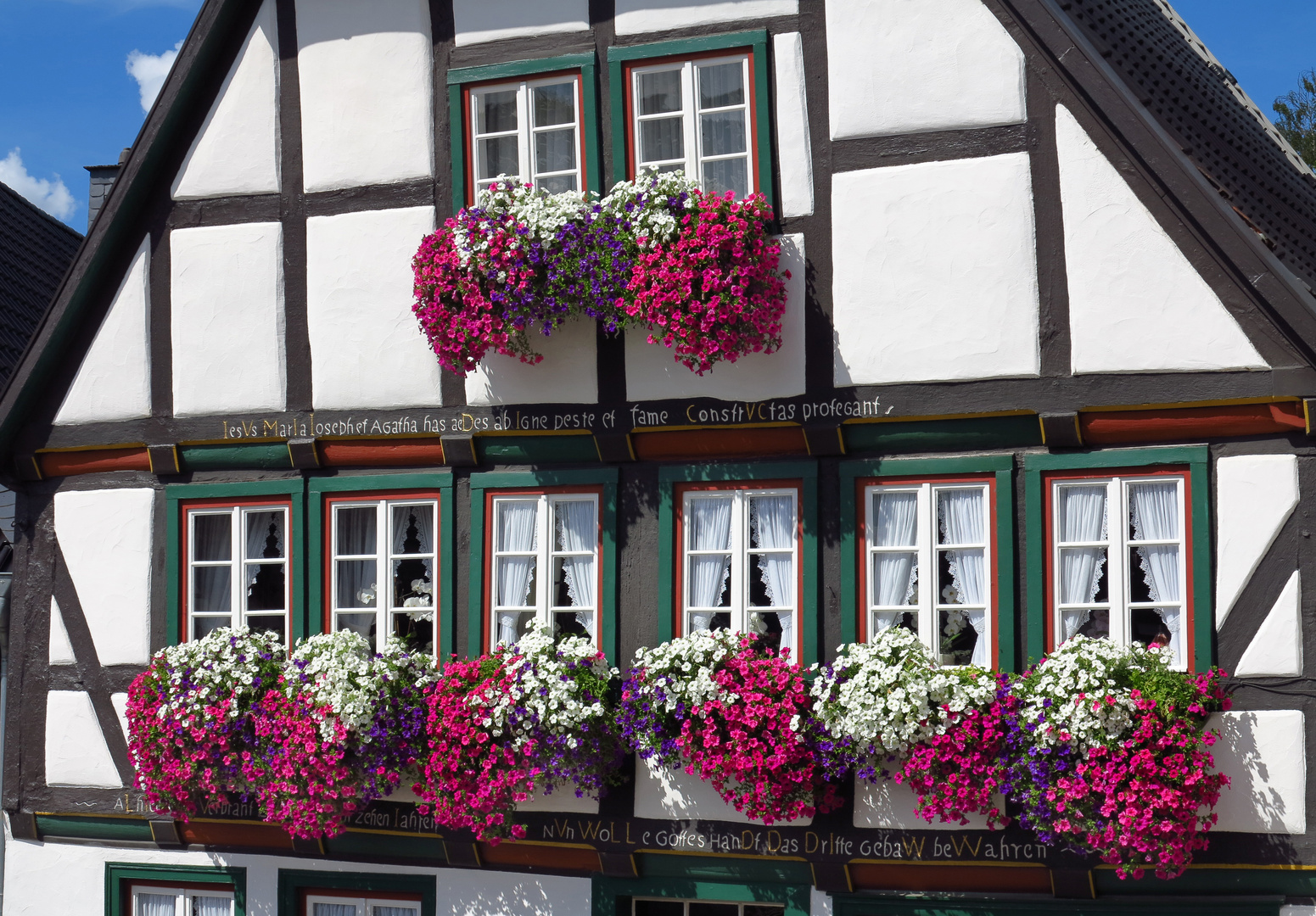 Fachwerkhaus in der Arnsberger Altstadt mit Blumenschmuck