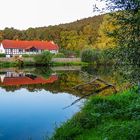 Fachwerkhaus mit schöner Spiegelung im Frühherbst.