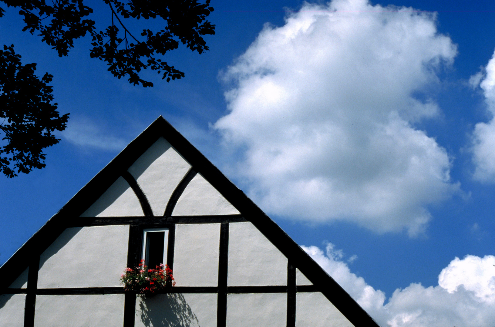  Fachwerkhaus mit Wolken