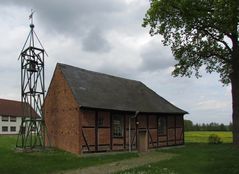 Fachwerkkirche mit massivem Backsteingiebel und einem eisernen Turm in Kl. Wieblitz bei Salzwedel