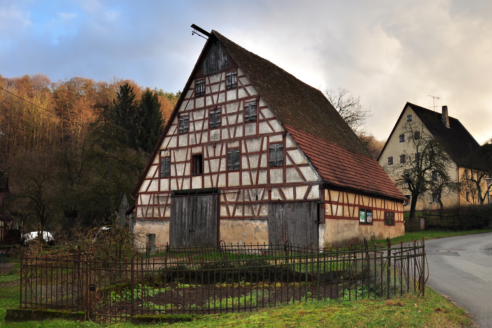 Fachwerkscheune mit Gemüsegarten