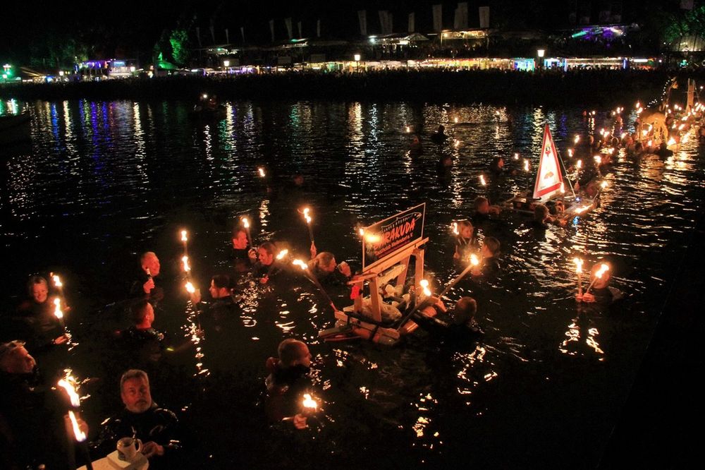 Fackelschwimmen beim Maschseefest