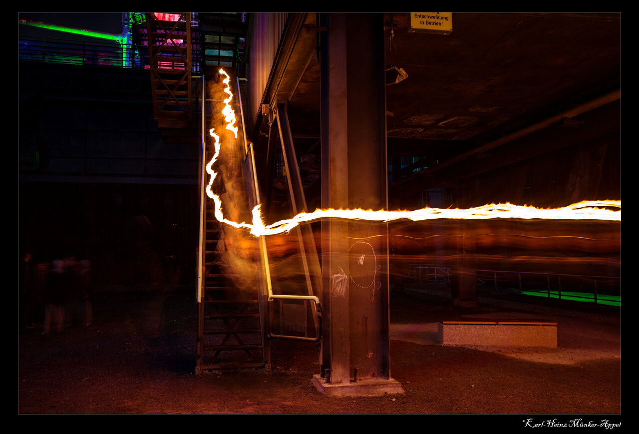 Fackelzug im Landschaftspark Duisburg  bei Nacht.