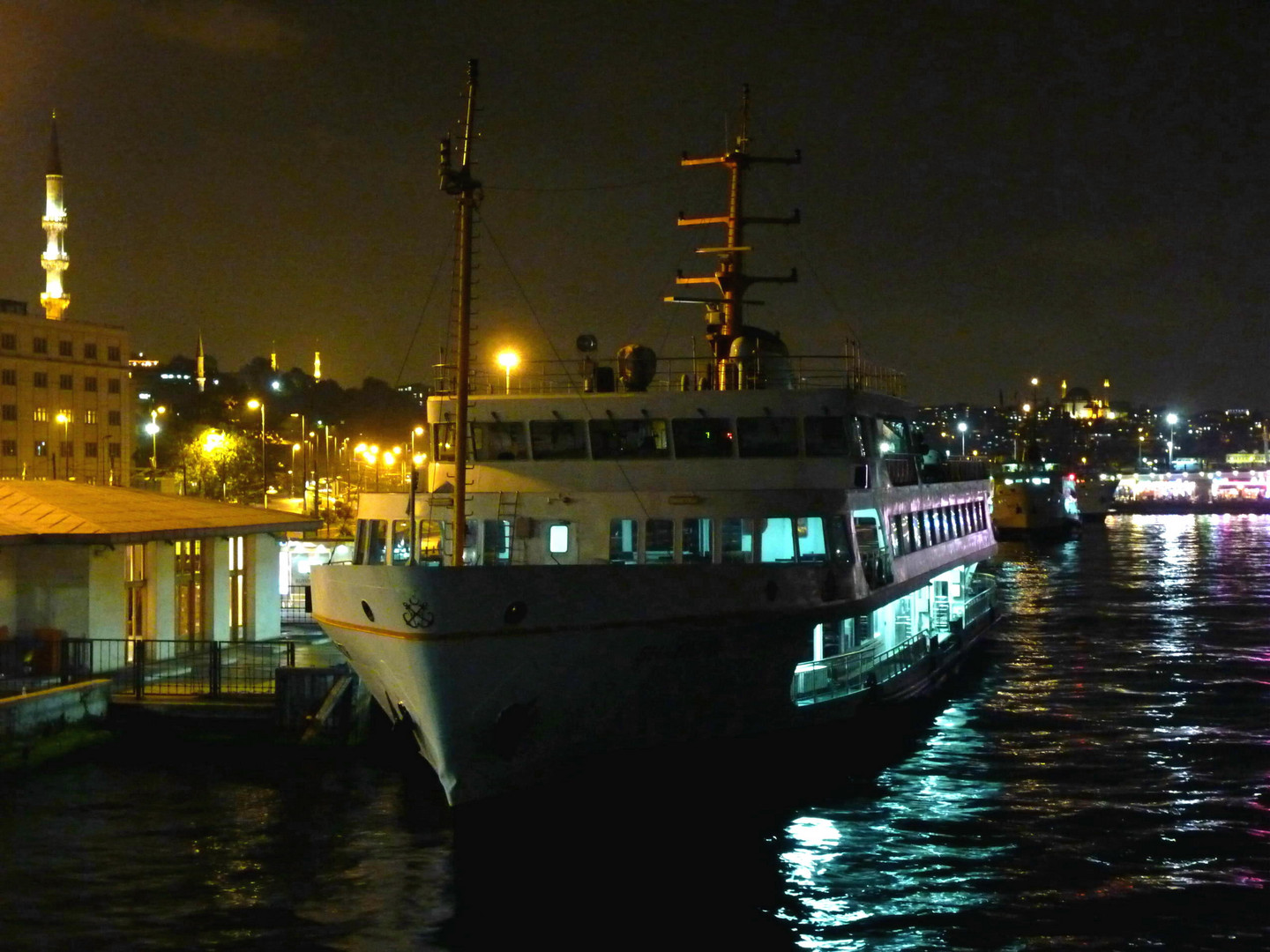 Fähranleger Eminönü bei Nacht