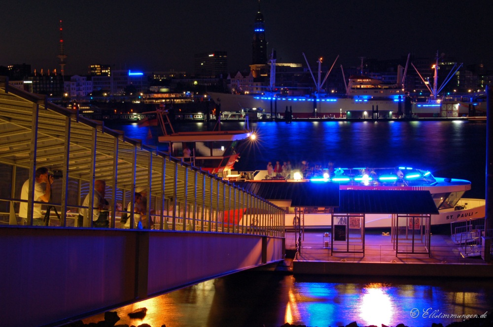 Fähranleger während der Hamburg Cruise Days