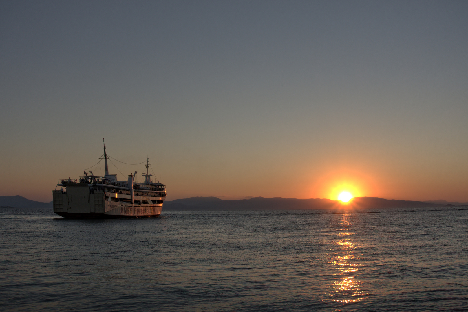 Fähre beim Sonnenuntergang