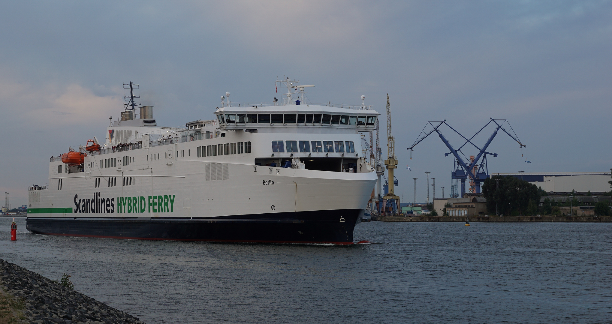 Fähre Berlin verläßt Warnemünde