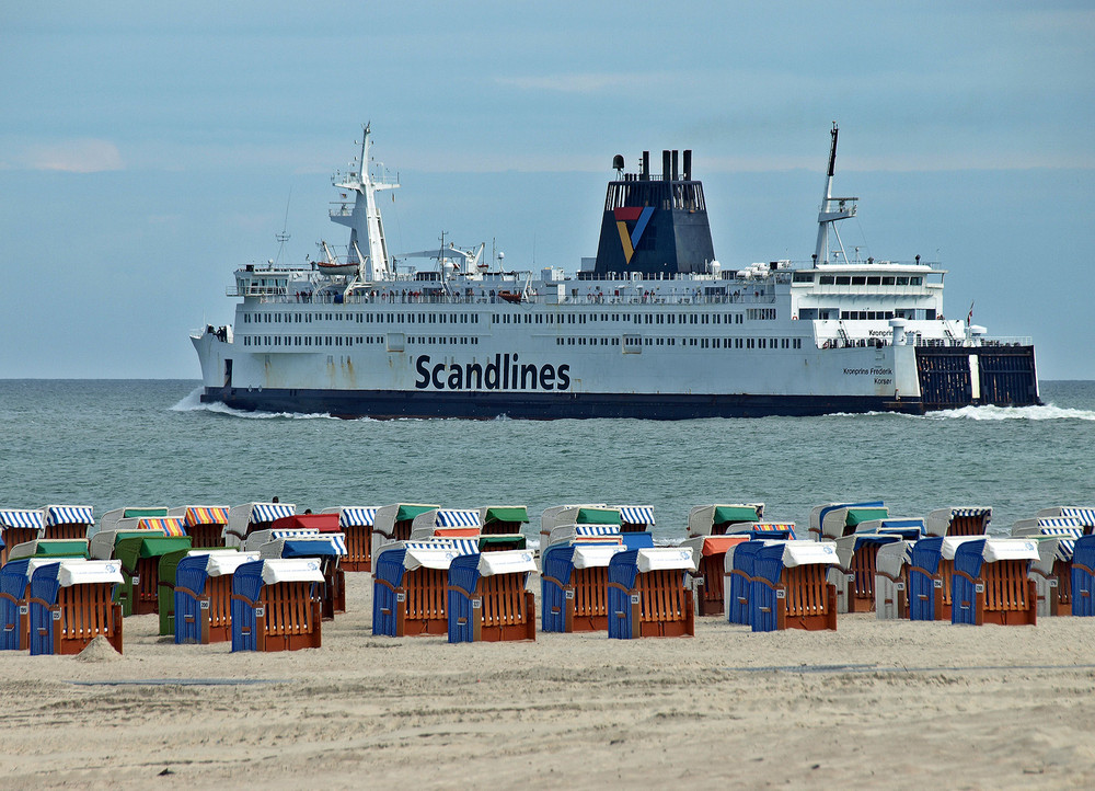 Fähre der Scandlines verlässt Warnemünde