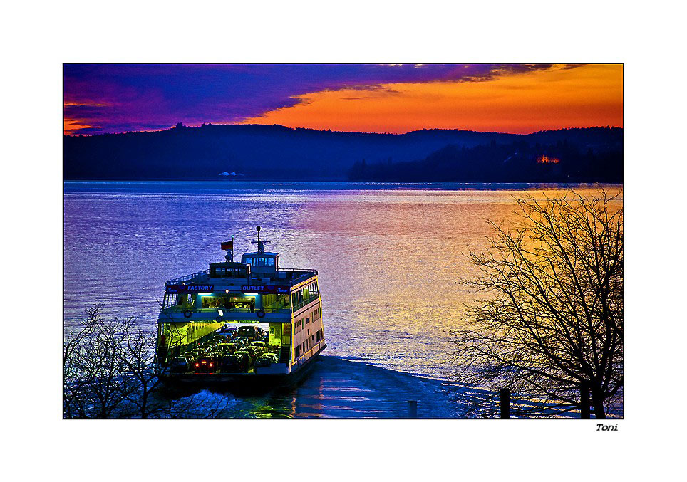 Fähre im Abendlicht