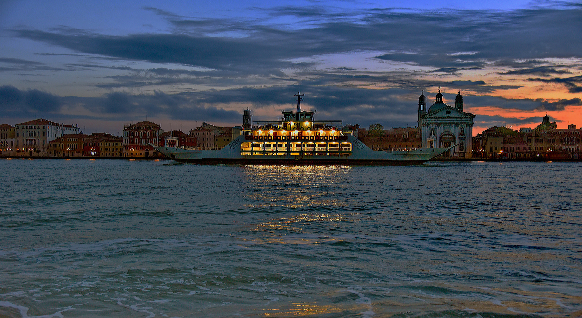 Fähre im Canale della Giudecca