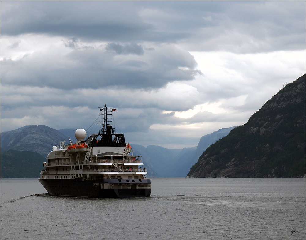 Fähre im Fjord