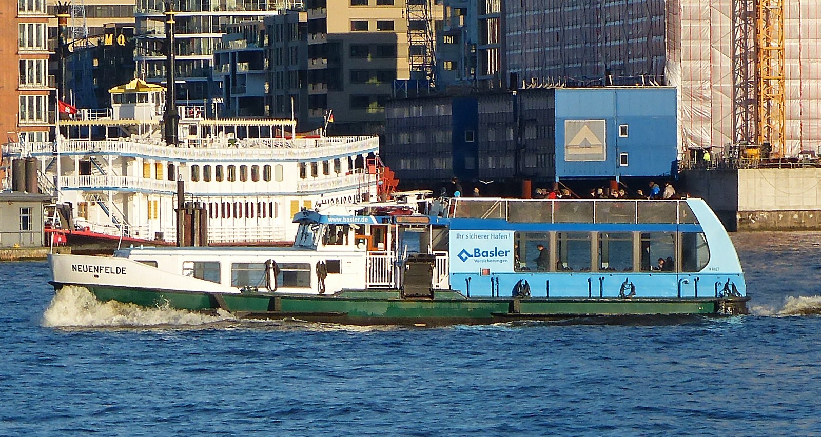 Fähre im Hafen