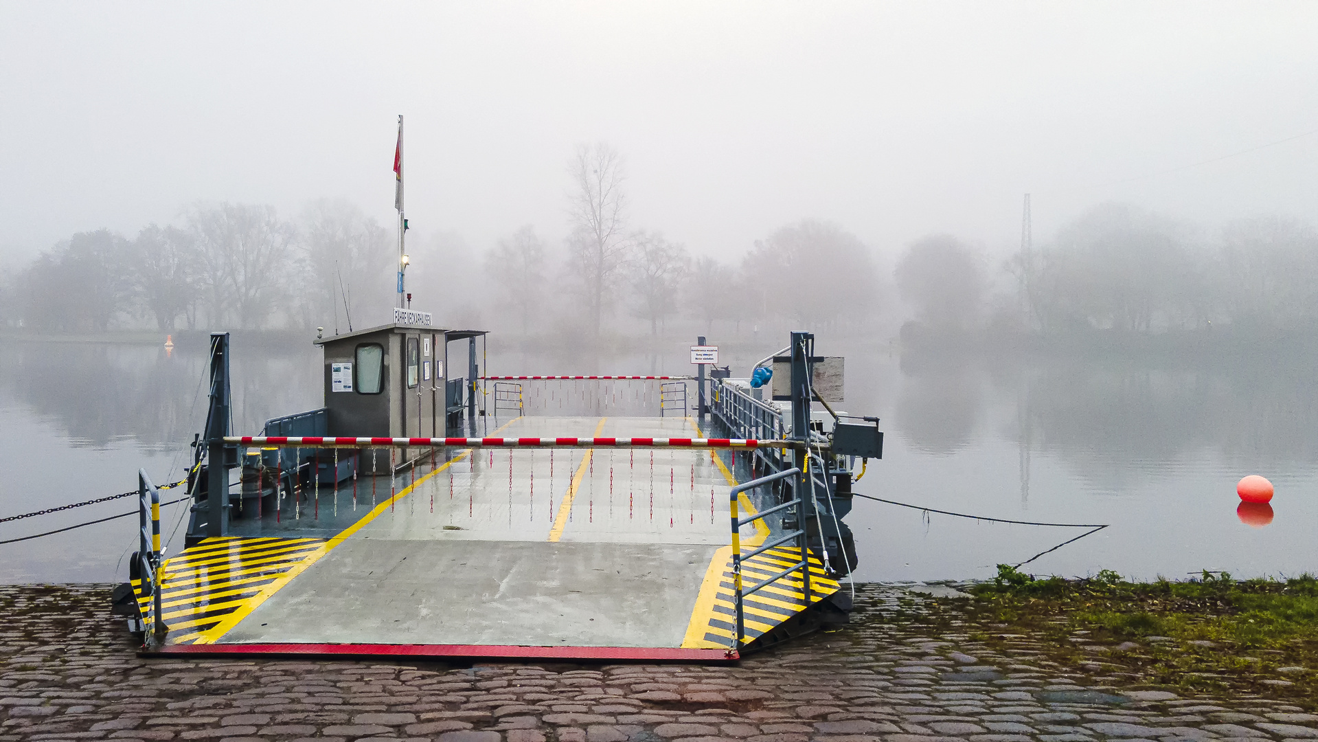 Fähre im Morgennebel.