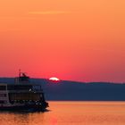 Fähre im Sonnenuntergang