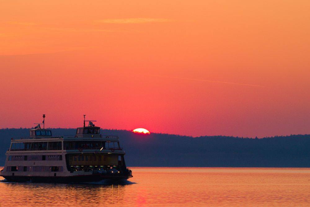 Fähre im Sonnenuntergang