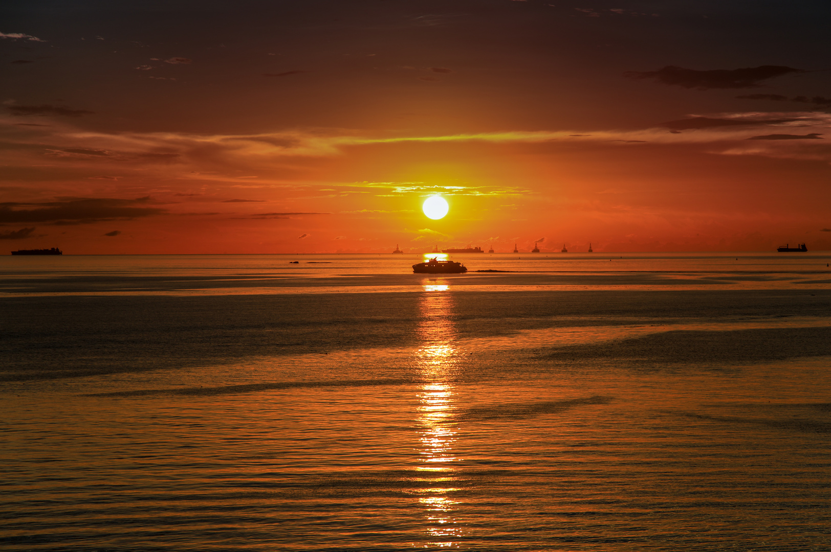 Fähre im Sonnenuntergang