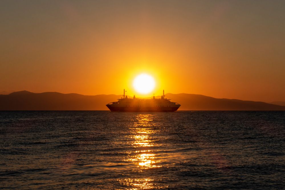 Fähre im Sonnenuntergang