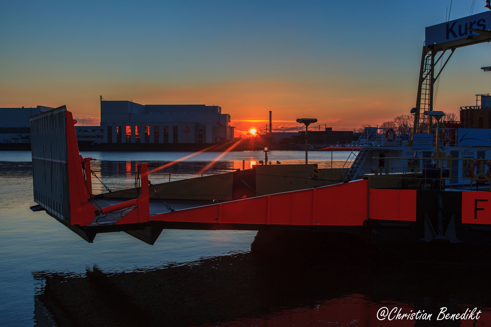 Fähre in Vegesack im Sonnenuntergang