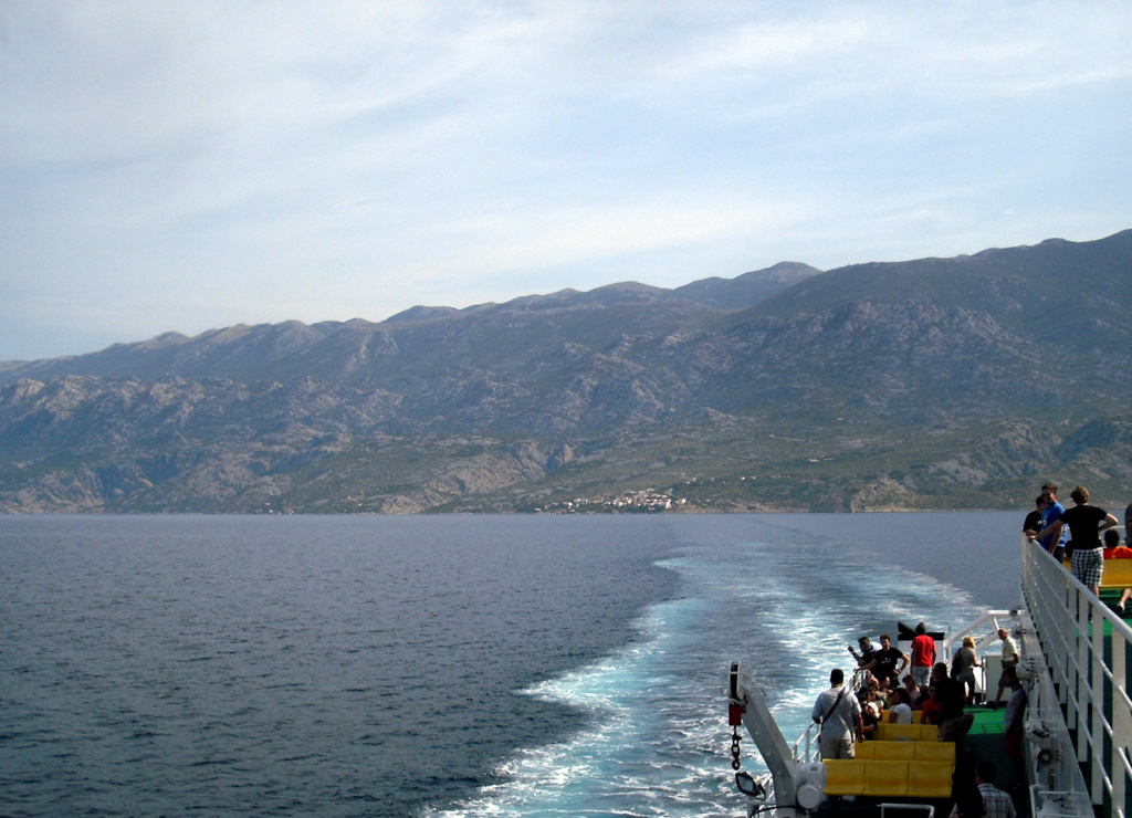 Fähre Kroatien mit Blick zum Velebitgebirge