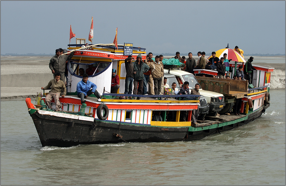 fähre über den brahmaputra