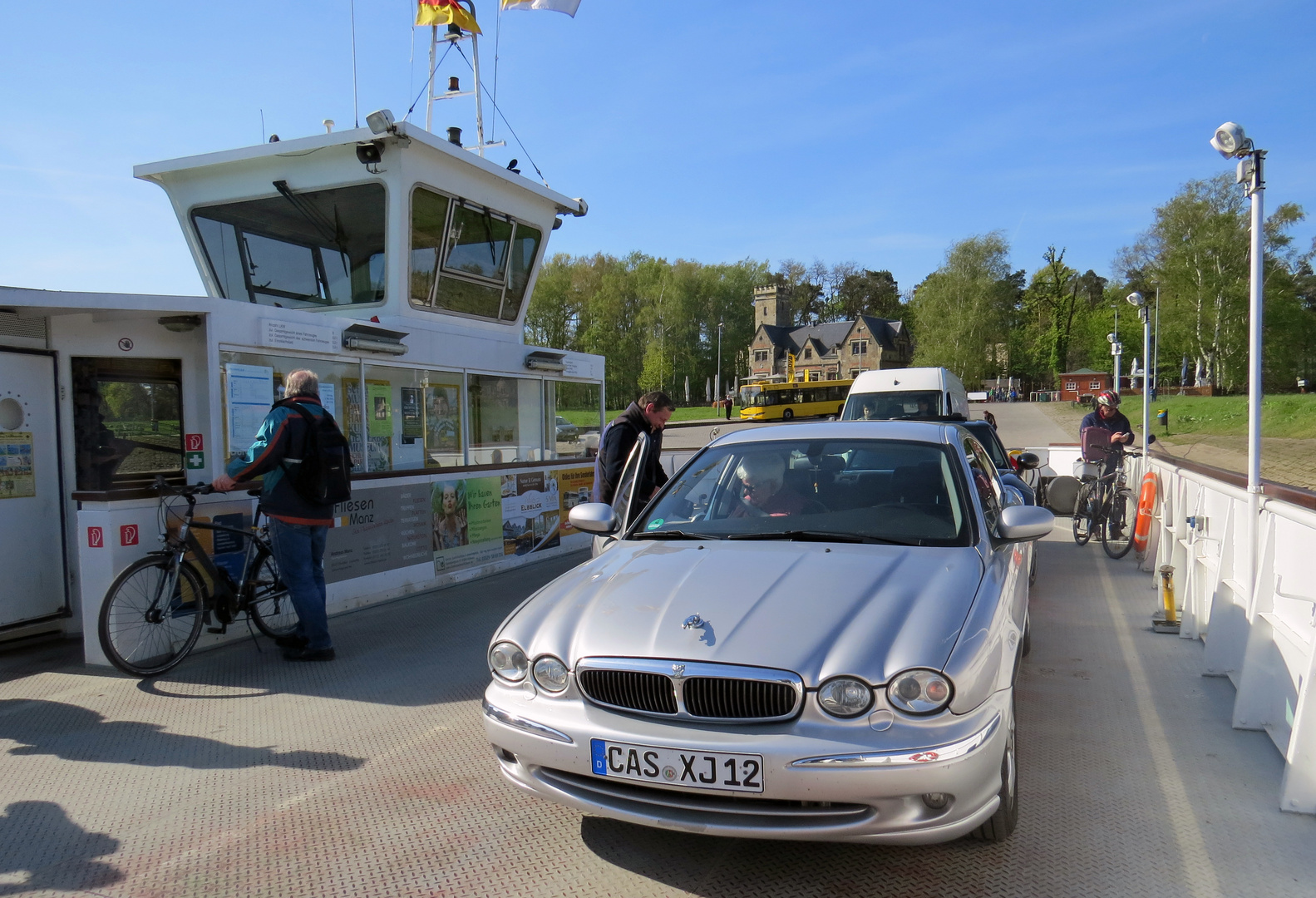 Fähre über die Elbe bei Dresden