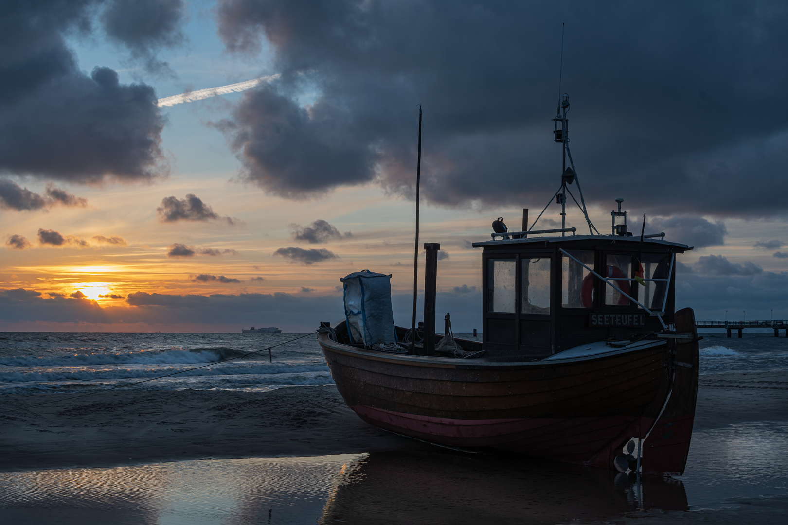 Fähre und Strandkutter_